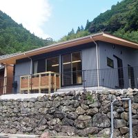 石垣に建つ家